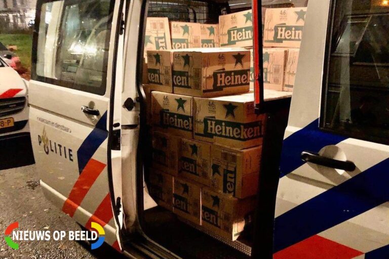 Drie politiebussen met 244 Heineken-dozen Dorpsweg – S102 Rotterdam