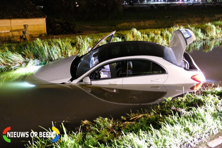 Automobilist rijdt met dure bolide de plomp in Oude Bovendijk Berkel en Rodenrijs