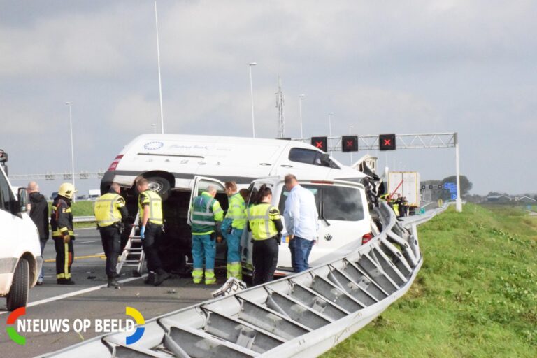 Bestelbus op zijn kant na aanrijding Rijksweg A12 Nieuwerbrug aan den Rijn