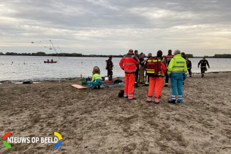 Grote zoekactie in Zevenhuizerplas naar vermiste snorkelaar Corsicalaan Rotterdam