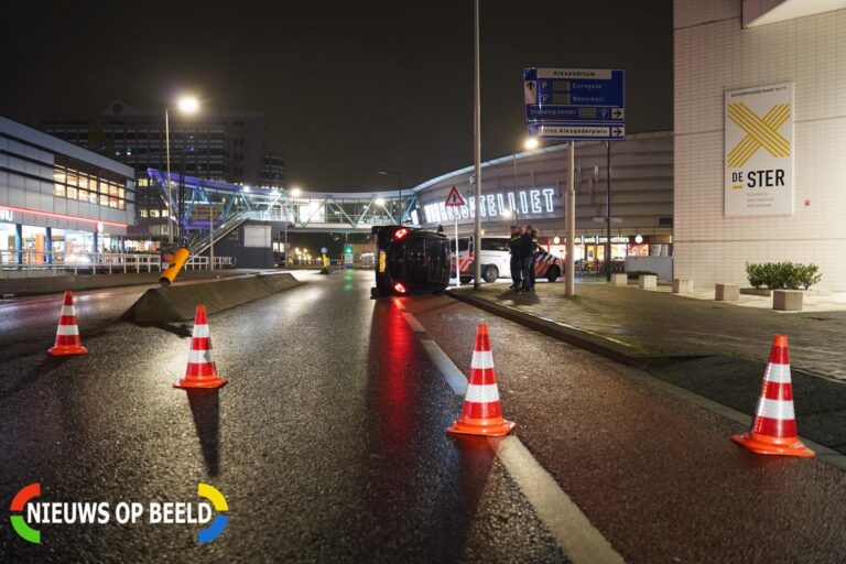 Auto belandt op zijkant bij ongeval G.H. Betzweg Rotterdam