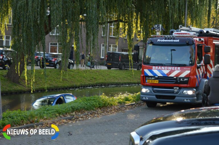 Automobilste rijdt met auto water in Erasmussingel Rotterdam