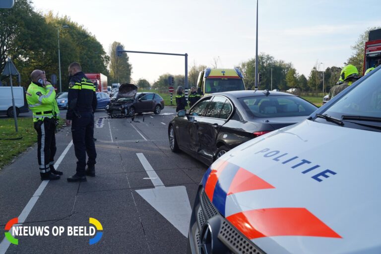 Gewonde en veel schade na aanrijding op kruising Van Limburg Stirumplein Rotterdam
