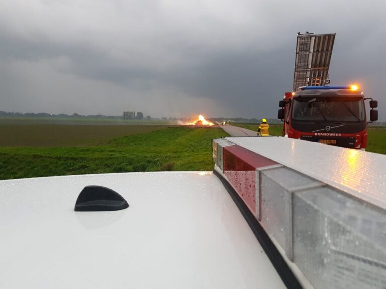 Brand in hooibaal Molenweg Heinenoord