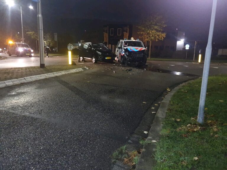 Politiebus betrokken bij ongeval Jan van der Heijdenstraat Oud-Beijerland