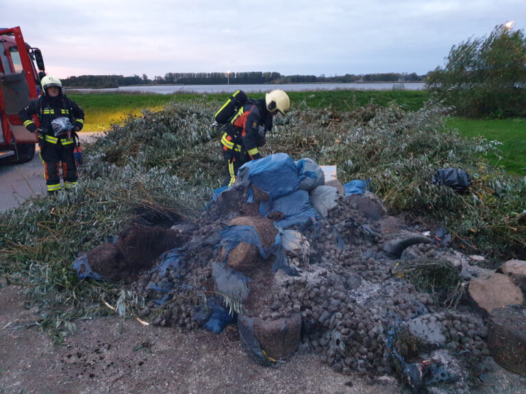 Politie onderzoekt herkomst brandend hennepafval in recreatiegebied Vlietlanden