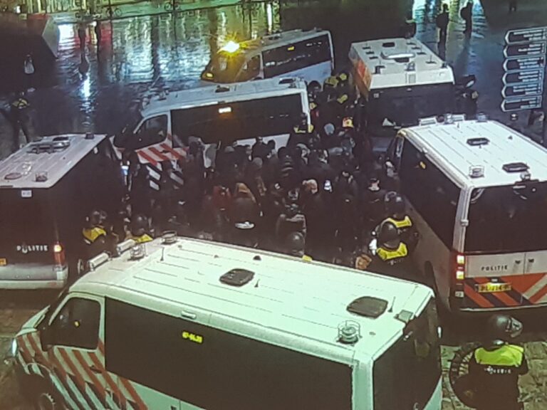 Agent breekt hand en tientallen aanhoudingen na onrustige sfeer tussen Koerden en Turken Kruisplein Rotterdam