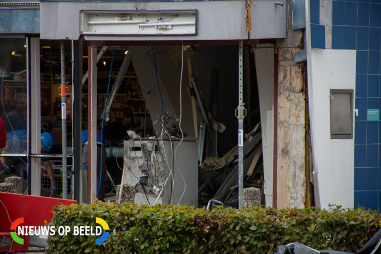 Ravage na plofkraak op geldautomaat dr. Wiardi Beckmansingel Vlaardingen