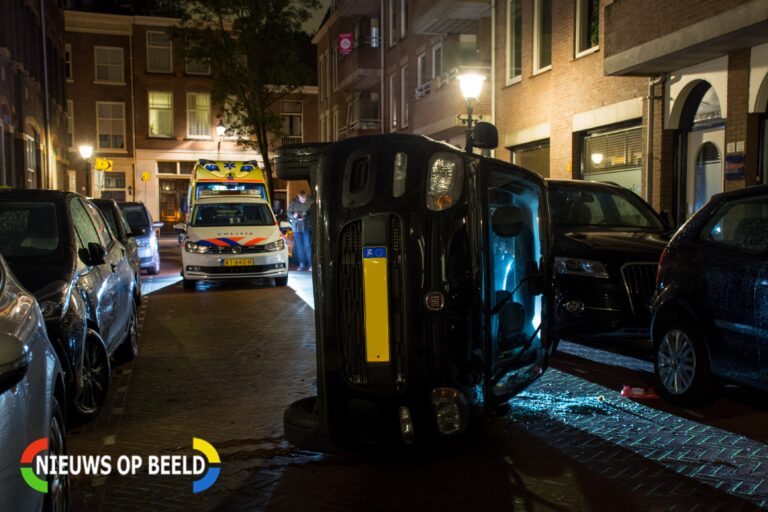 Auto belandt op zijkant in krappe Willemstraat in Den Haag