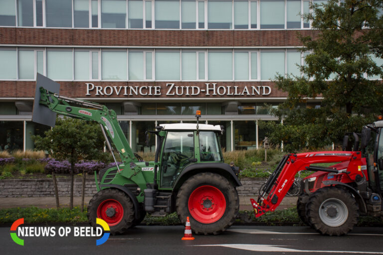 Protesterende boeren ontvangen bij provinciehuis Zuid-Holland in Den Haag
