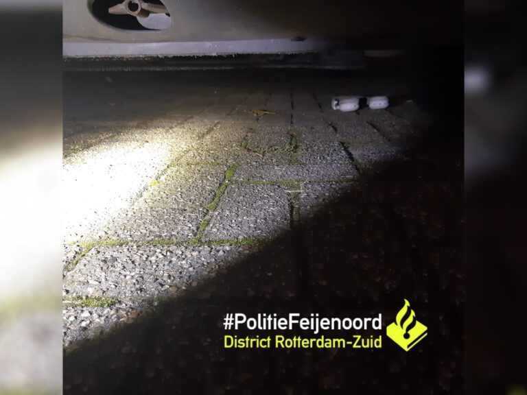 Auto-inbreker op heterdaad betrapt op Sluisjesdijk Rotterdam