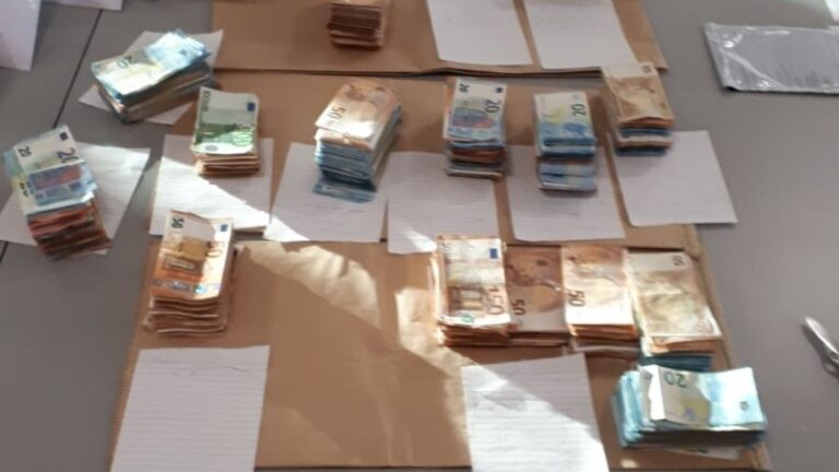 Politie vindt 160.000 euro in verborgen ruimte in auto in Hendrik-Ido-Ambacht