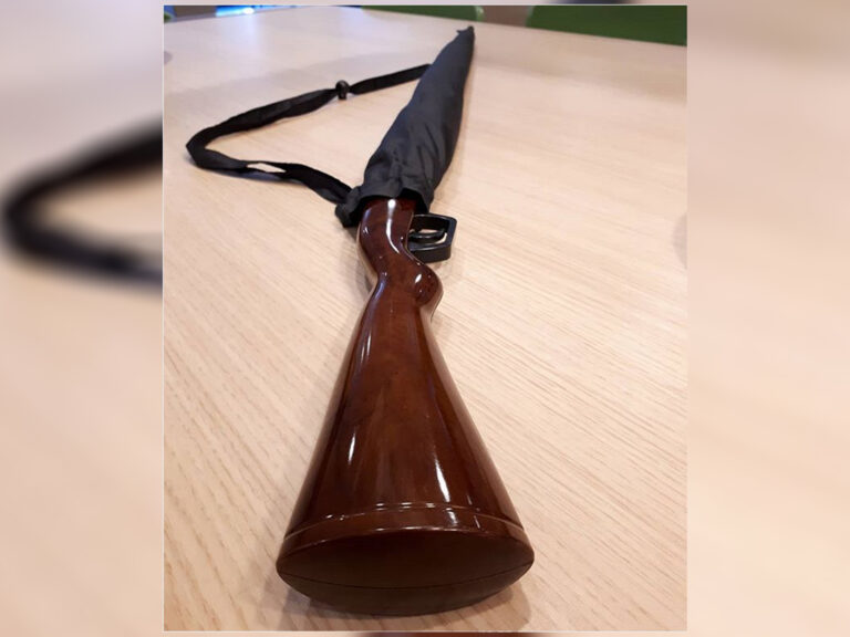 Rotterdamse politie trekt pistolen voor man met paraplu