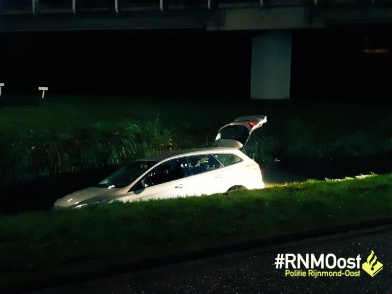 Automobilist rijdt water in Rhijnspoor Capelle aan den IJssel