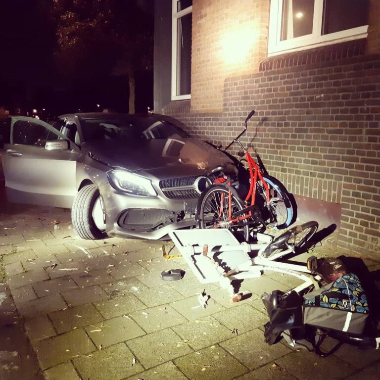 Automobilist crasht na achtervolging in Rotterdam Delfshaven