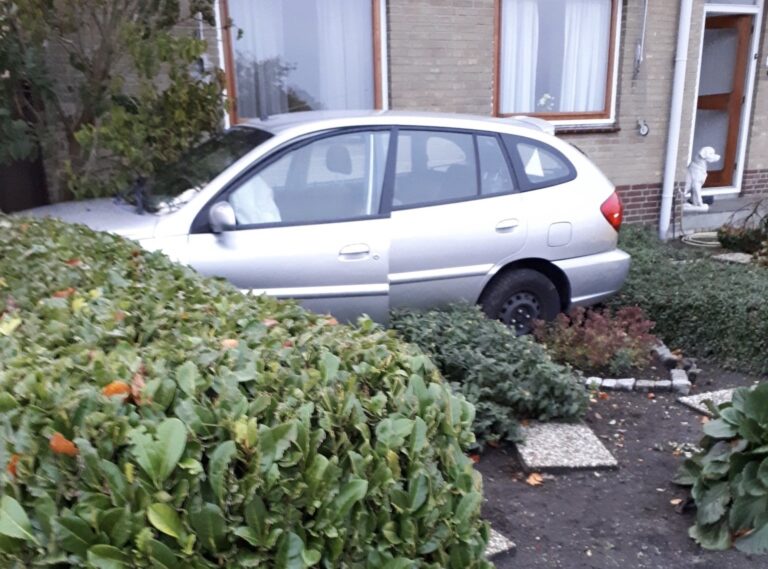 Auto rijdt van dijk en komt in tuin tot stilstand IJsseldijk-Noord Ouderkerk aan den IJssel