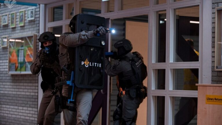 Grootschalige anti-terrorisme oefening op internationale school in Wassenaar
