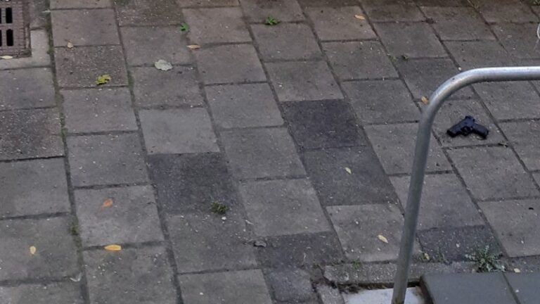 Rotterdammer (24) aangehouden na vondst doorgeladen vuurwapen