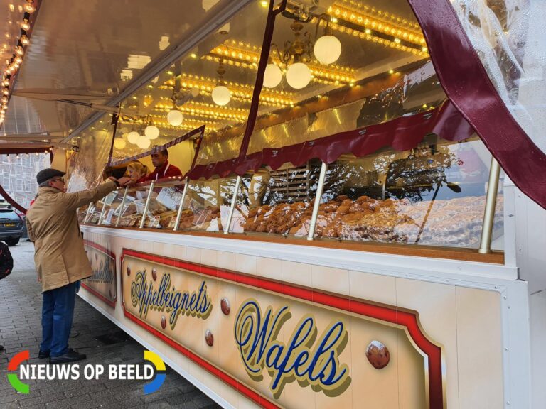 Drukte bij eerste dag oliebollenkraam Richard Visser Vierambachtsstraat Rotterdam