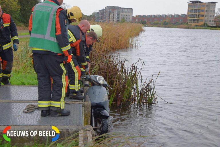 Vissers vinden scooter in sloot Grotiuslaan Leiderdorp