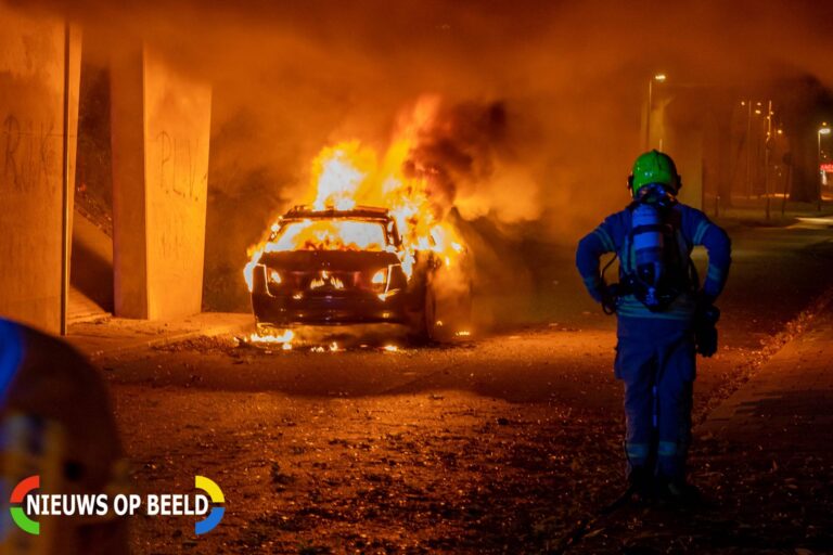 Auto gedumpt en in brand gestoken onder viaduct Schollevaartseweg Capelle aan den IJssel