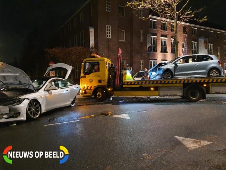 Tesla zwaarbeschadigd na aanrijding Beukelsdijk – S115 Rotterdam