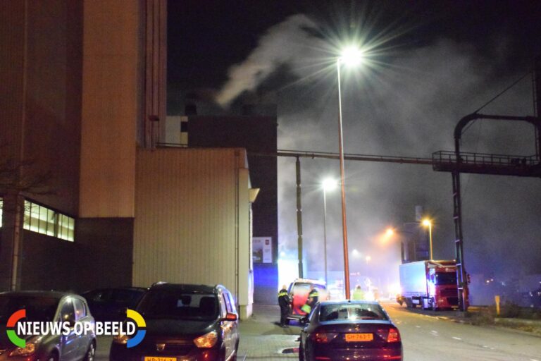 Flinke rookontwikkeling bij zeer grote brand in veevoederfabriek Hoge Rijndijk Woerden