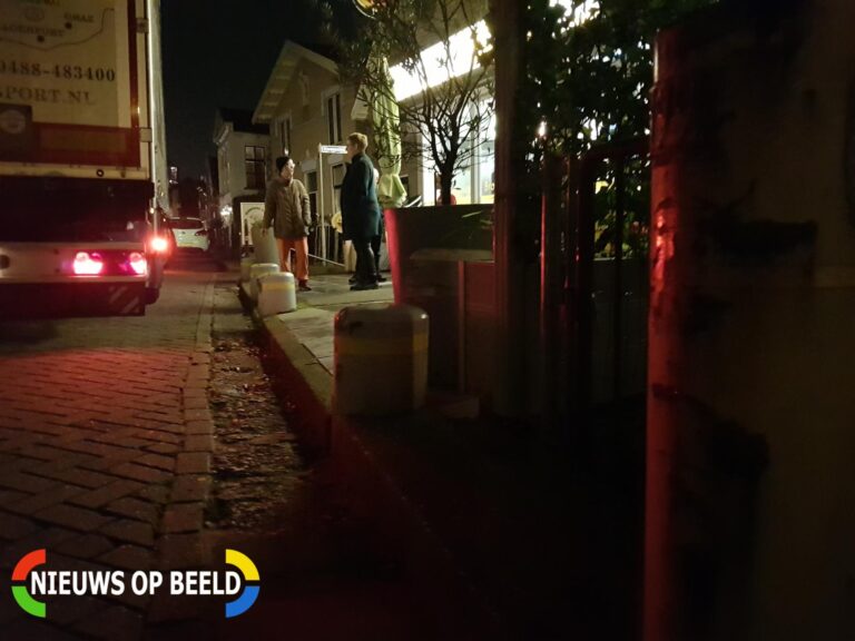 Vrachtwagen ramt betonnen palen Dorpsstraat Gouderak