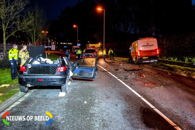 Enorme ravage bij zwaar ongeval in Albrandswaard, twee personen gewond Marco Polostraat Rotterdam-Albrandswaard