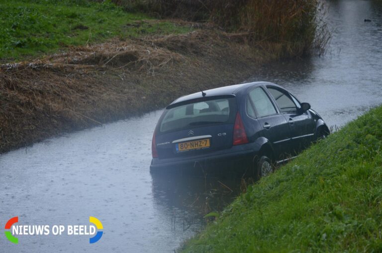 Bestuurder belandt met auto in sloot Kandelaarweg Rotterdam