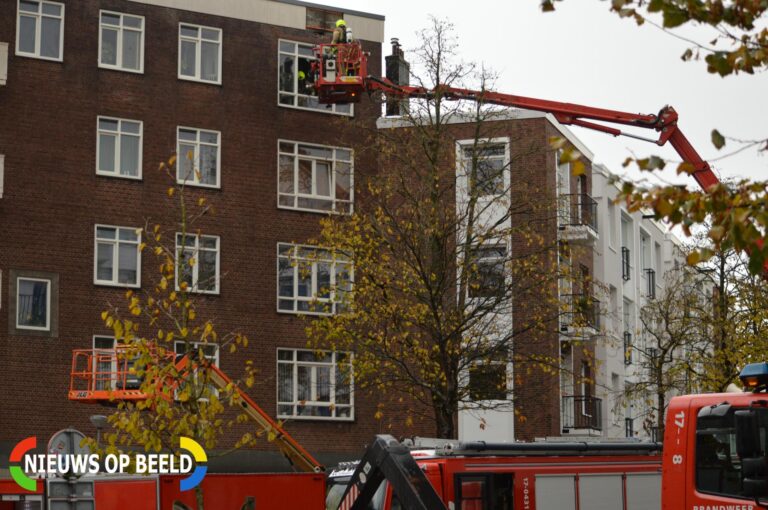 Woningen ontruimd na brand in dak van woongebouw Rösener Manzstraat Rotterdam