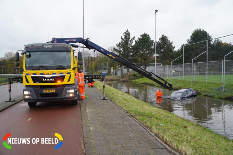 Mercedes belandt in het water Lucie Vuylstekeweg Rotterdam