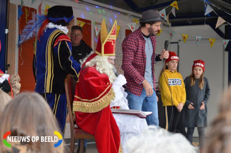 Gemoedelijke sinterklaas intocht Schiebroek Rododendronplein Rotterdam