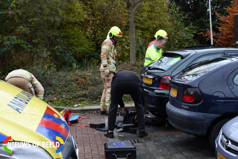 Persoon bekneld onder auto Koninginnelaan Hellevoetsluis