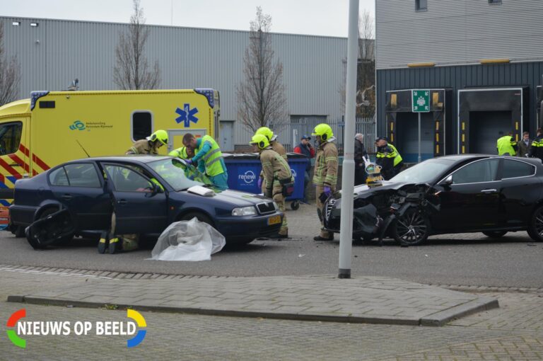 Gewonde na frontale aanrijding Kiotoweg Rotterdam