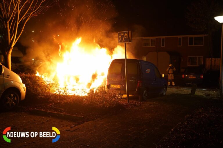 Auto verwoest door brand Arabella Capelle aan den IJssel (video)