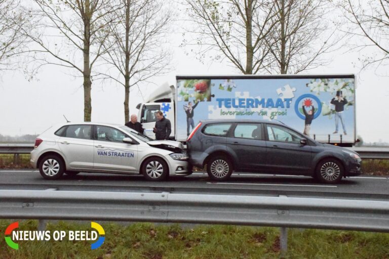 Rijstrook afgesloten na kop-staart botsing Rijksweg A20 Moordrecht