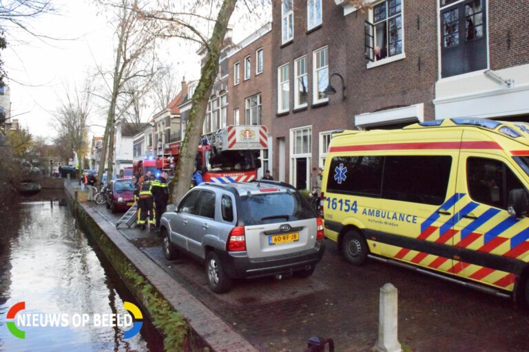 Brandweer redt persoon uit  het water Spieringstraat Gouda