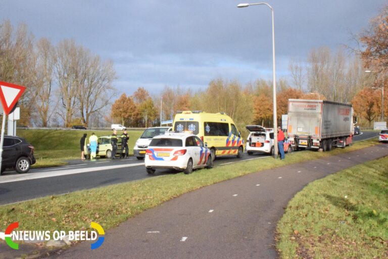 Vrachtwagen klapt achterop personenauto Coenecoopbocht – N207 Gouda