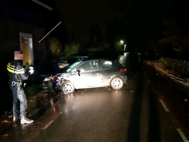 Automobilist ramt geparkeerde auto’s in Hoeksche Waard