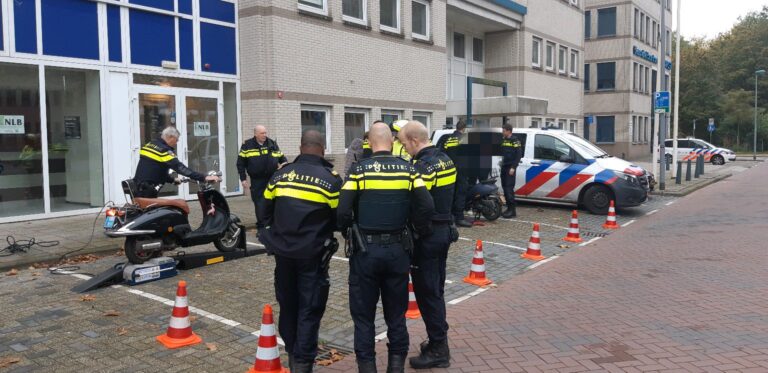 Bestuurders van scooter het haasje bij controle Hoofdweg Rotterdam