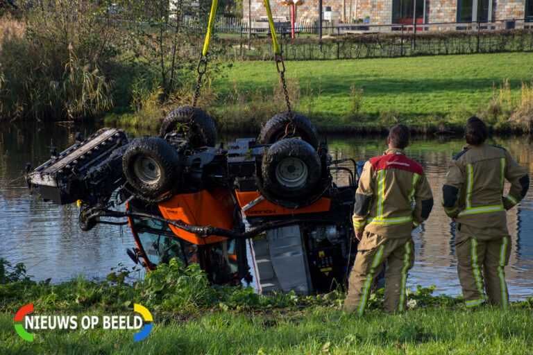 Onkruidverdelger met voertuig te water in Zoetermeer