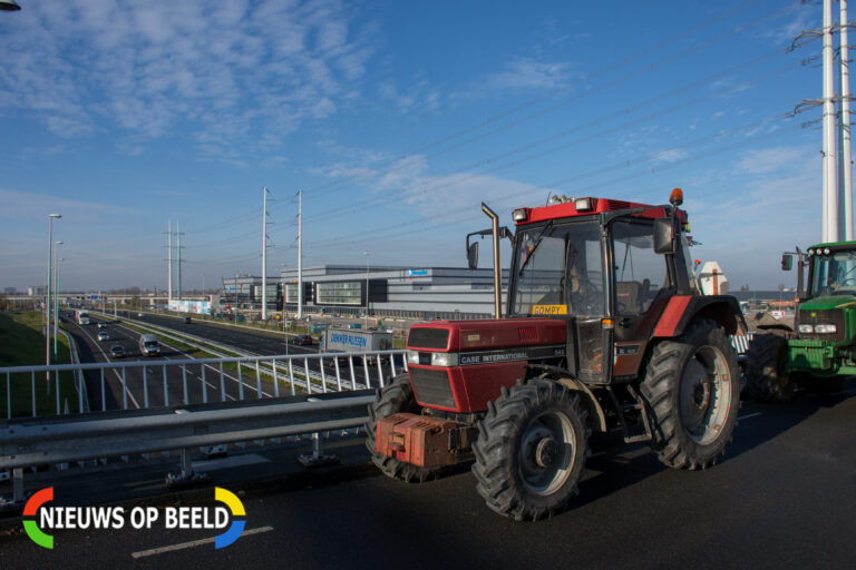 Boeren demonstreren langs snelwegen in regio