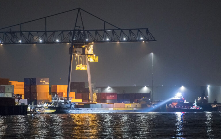 Containerschip zwaarbeschadigd na aanvaring op de Noord in Hendrik-Ido-Ambacht