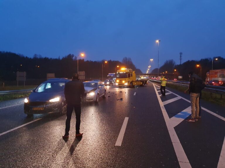 Veel vertraging na kop-staart aanrijding A20 Nieuwerkerk aan den IJssel