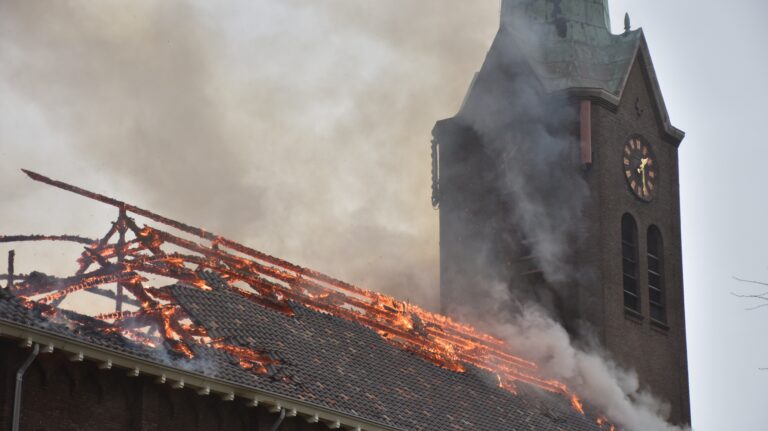 Bijna alle bewoners rondom afgebrande kerk Hoogmade weer naar huis
