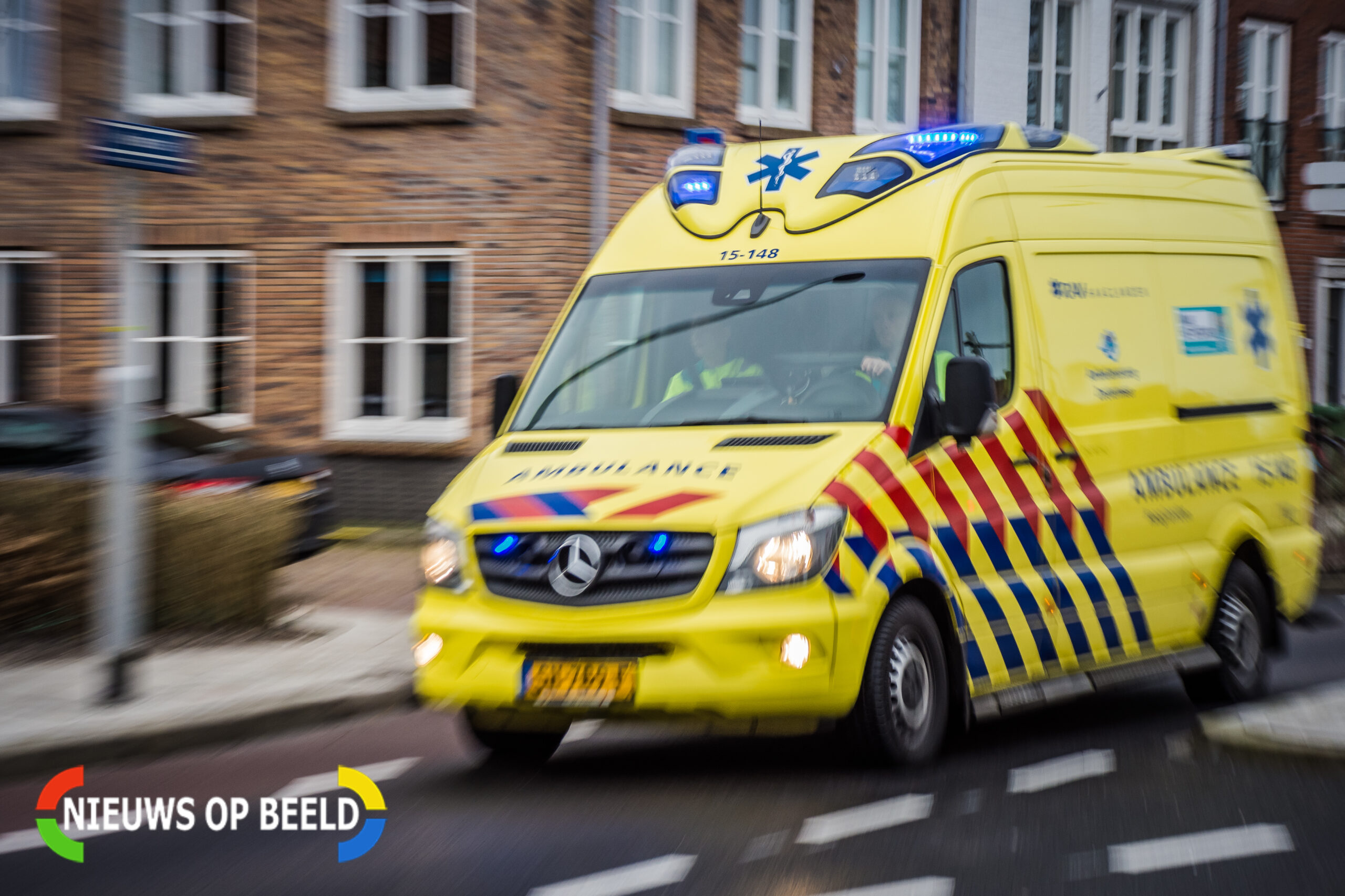Zwaargewonden na ongeval tussen vrachtwagen en auto’s A15 Hoogvliet