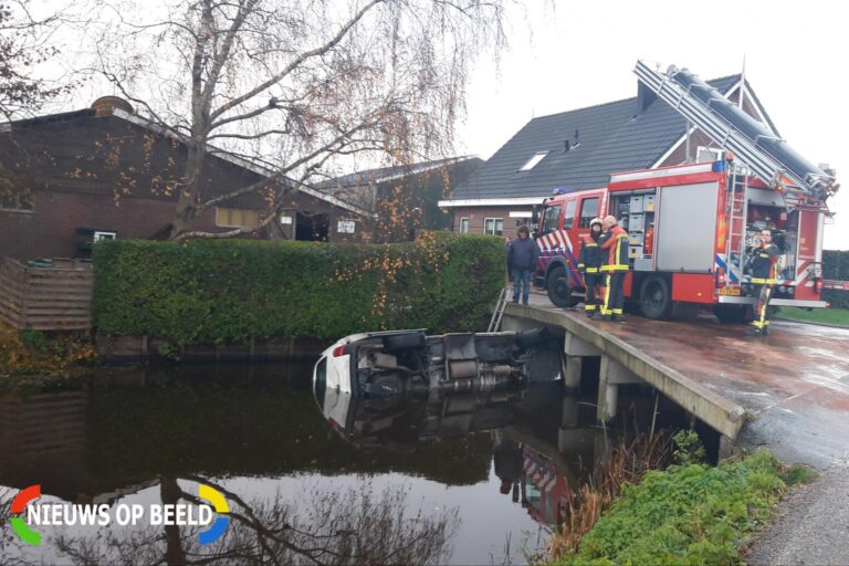 Taxibus met zes kinderen te water Oud Bodegraafseweg Bodegraven