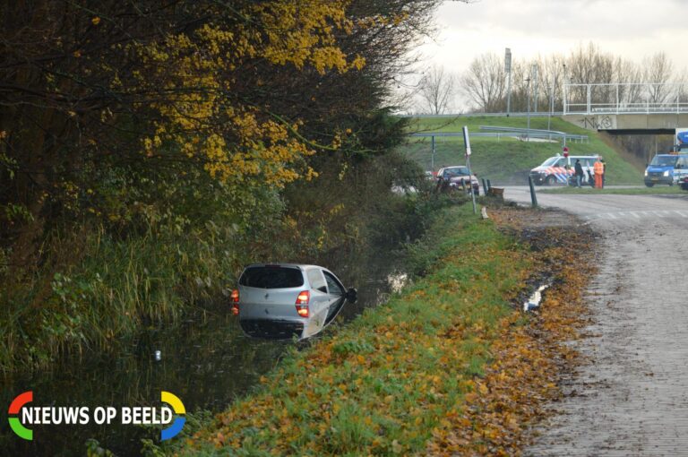 Auto rijdt het water in Parallelstraat-Westzijde Rotterdam