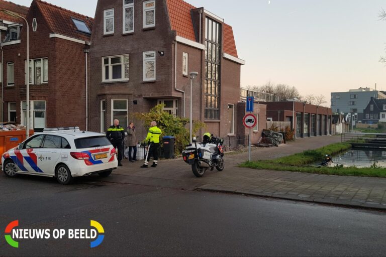 Scootmobiel te water geraakt Burgemeester Martensstraat Gouda